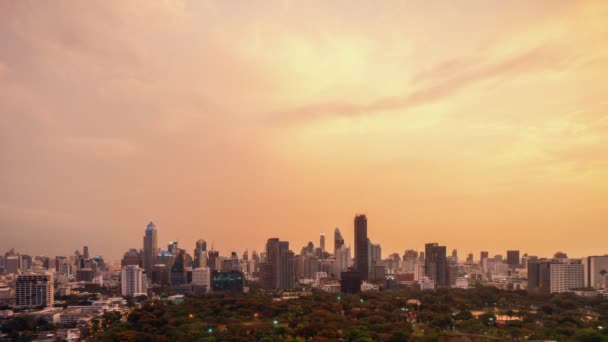 Metropolis 'teki şehir ve binaların gündüz ve gece geçiş süreleri — Stok video