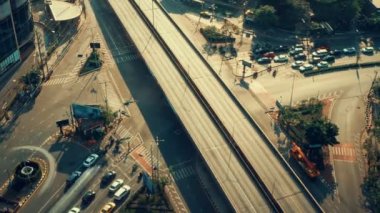 Metropolis şehir merkezinde yoğun karayolu kavşağında zaman aşımı