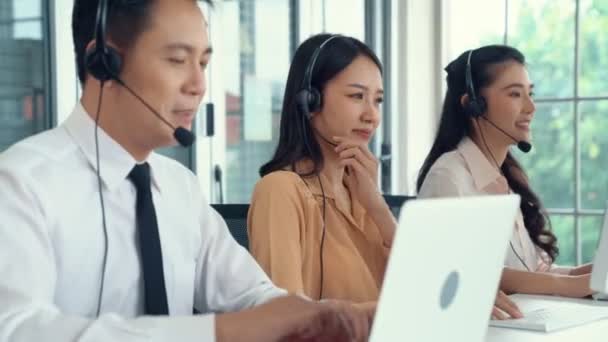 Pessoas de negócios usando fone de ouvido trabalhando ativamente no escritório — Vídeo de Stock