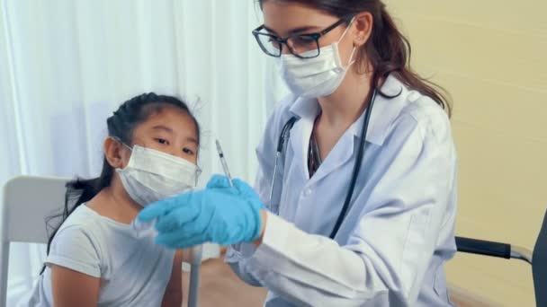 School girl visits skillful doctor at hospital for vaccination — Stock Video