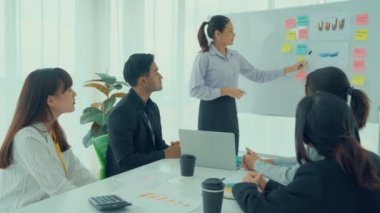 Yetenekli iş kadını takım liderinin iş projesi sunumu