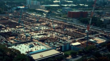 Metropolis 'te ağır inşaat makineleri olan büyük bir şantiye.