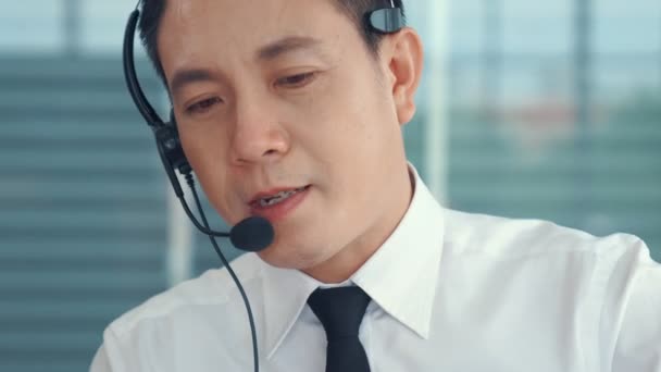 Des hommes d'affaires portant un casque qui travaillent activement au bureau — Video