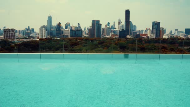 Cityscape e edifícios altos na cidade de metrópole com reflexo de água — Vídeo de Stock