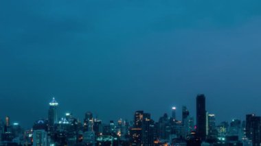 Metropolis şehir merkezindeki hızlandırılmış gece manzarası ve yüksek binalar