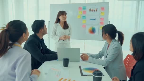 Apresentação de projeto de negócios por líder de equipe de empresária proficientemente qualificada — Vídeo de Stock