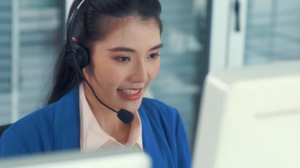 Femme d'affaires portant un casque travaillant activement au bureau — Video