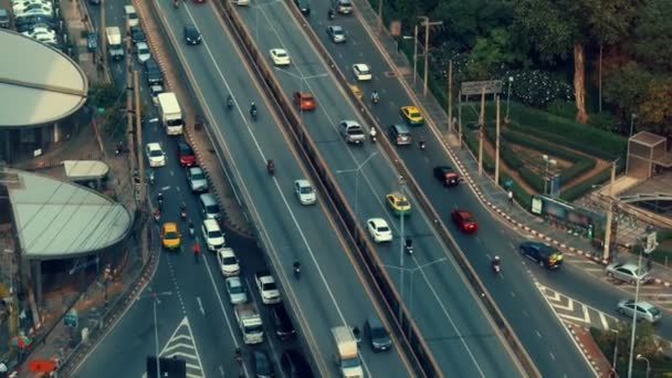 Jalan raya sibuk persimpangan di pusat kota metropolis — Stok Video