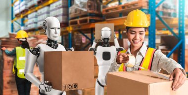 Yenilikçi endüstri robotu insan işçilerle birlikte depoda çalışıyor.