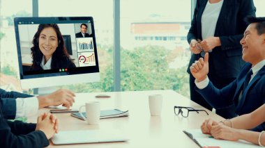 Sanal işyerinde ya da ücra bir ofiste grup iş adamları buluşması