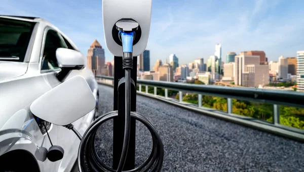 EV laadstation voor elektrische auto in concept van groene energie en eco reizen — Stockfoto