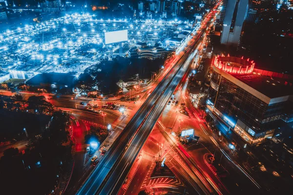 Upptagen motorväg väg korsning i metropol centrum på natten — Stockfoto
