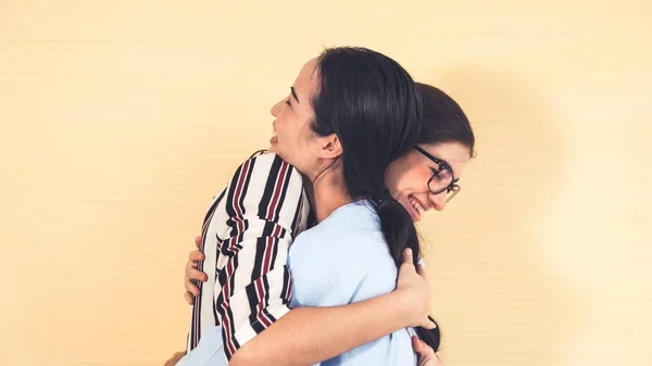 Glückliche Freunde legen Gesichtsmaske ab und umarmen sich innig — Stockfoto