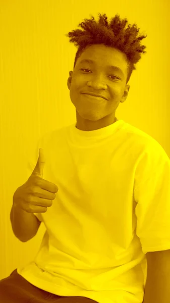 Duotone ou demi-ton portrait de jeune homme afro-américain en studio — Photo