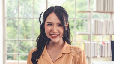 İş kadını görüntüsü video konferansında aktif olarak konuşurken görüntülendi