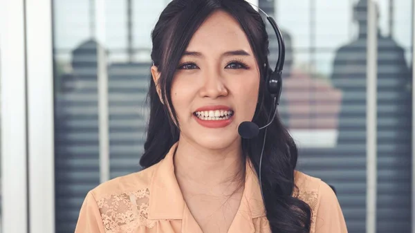 Vidéo caméra d'appel de la femme d'affaires parle activement en vidéoconférence — Photo