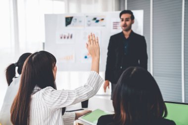 İş adamları daire içinde otururken iş projesini ustaca tartışıyor