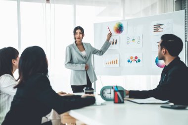 İş adamları daire içinde otururken iş projesini ustaca tartışıyor