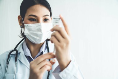 Yetenekli doktor aşıyı enjeksiyondan önce yeterince hazırlayın.