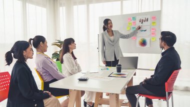 Yetenekli iş kadını takım liderinin iş projesi sunumu
