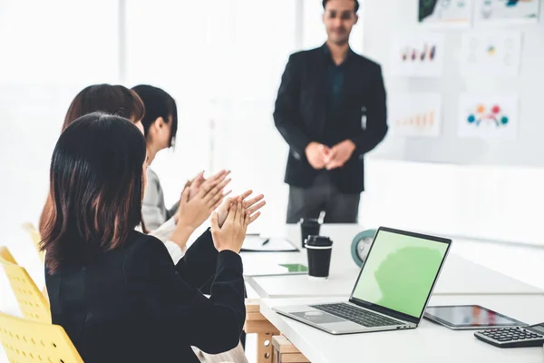 Empresária proficientemente presente projeto de trabalho receber celebrações da equipe — Fotografia de Stock