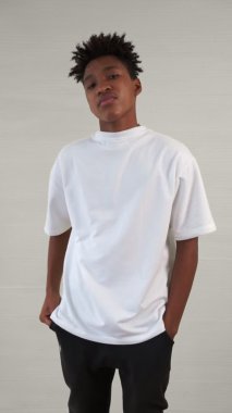 Genç Afro-Amerikan ergen portresinin dikey videosu.