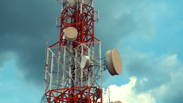 Besar menara telekomunikasi terhadap langit dan awan di latar belakang — Stok Video