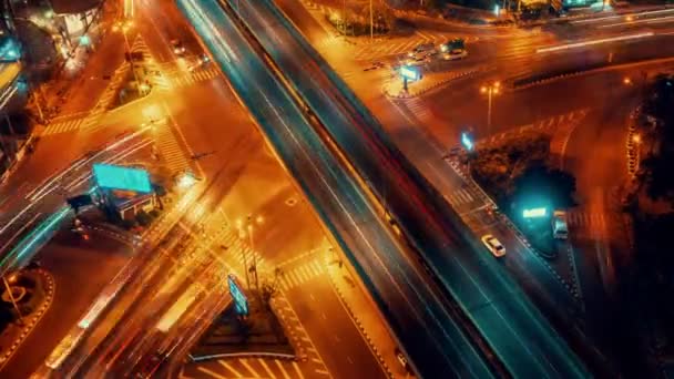 Waktu perjalanan yang sibuk di persimpangan jalan raya di pusat kota metropolis pada malam hari — Stok Video