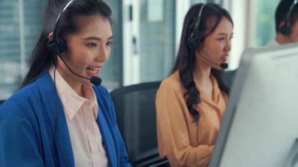 Biznesmeni noszący słuchawki pracujący aktywnie w biurze — Wideo stockowe