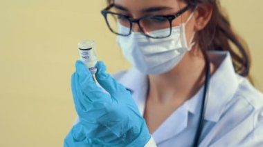 Yetenekli doktor aşıyı enjeksiyondan önce yeterince hazırlayın.