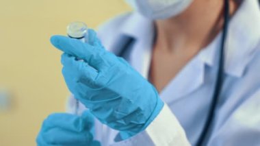 Yetenekli doktor aşıyı enjeksiyondan önce yeterince hazırlayın.