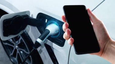 Mobil uygulama gösterici şarj durumu olan elektrikli araba için EV şarj istasyonu