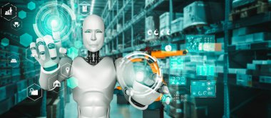 Yenilikçi endüstri robotu insan işçiler için depoda çalışıyor.