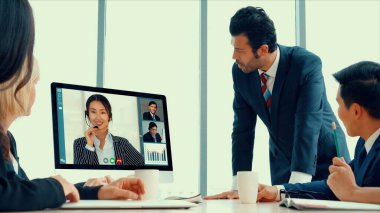 Sanal işyerinde ya da ücra bir ofiste grup iş adamları buluşması