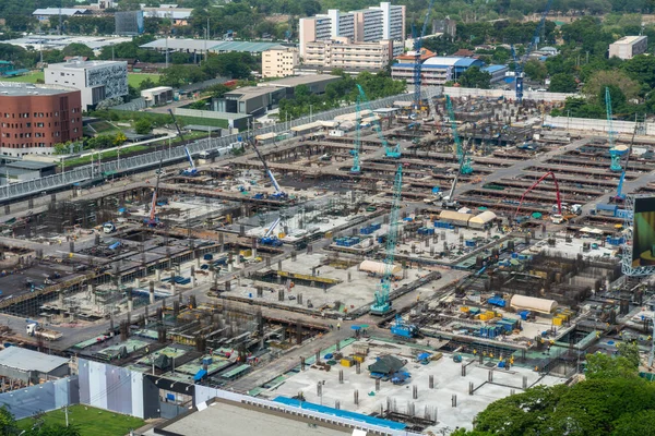 Großbaustelle mit schweren Baumaschinen in Metropolen — Stockfoto