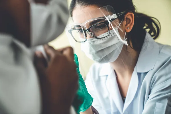 Unge man besöker skicklig läkare på sjukhuset för vaccination — Stockfoto