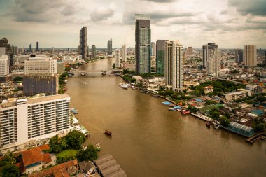 Metropolis şehir merkezinde güzel günbatımı manzarası ve yüksek binalar