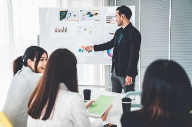 İş adamları daire içinde otururken iş projesini ustaca tartışıyor