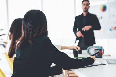 İş adamları daire içinde otururken iş projesini ustaca tartışıyor