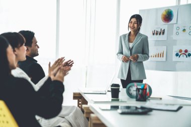 İş kadını, iş projesinde yeterlilikle yer alırsa ekipten kutlamalar aldı