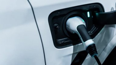 Yeşil enerji ve ekolojik güç kavramında elektrikli araba şarj istasyonu