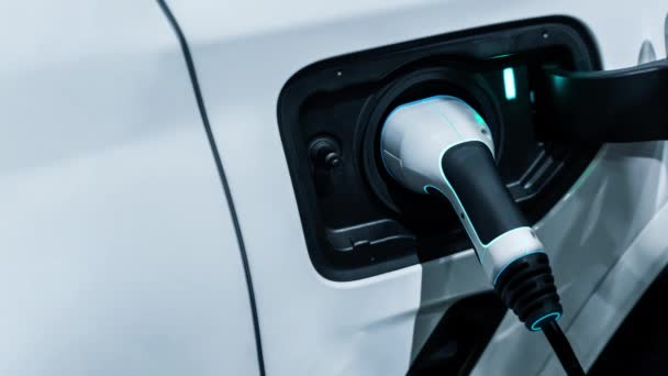 EV töltőállomás elektromos autókhoz a zöld energia és az ökoenergia koncepciójában — Stock videók