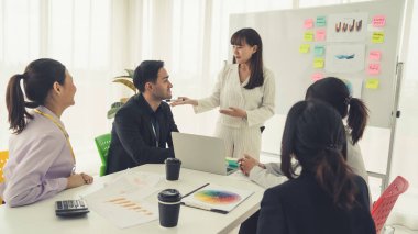 Yetenekli iş kadını takım liderinin iş projesi sunumu