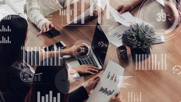 Kurumsal personel toplantısında iş adamlarının kavramsal vizyonu