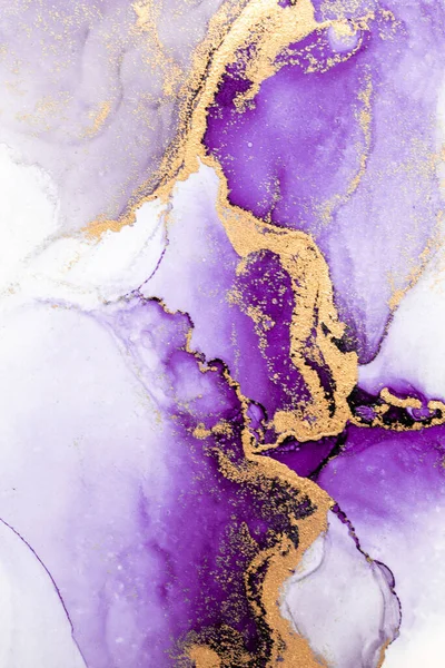 Kağıt üzerinde mermer sıvı mürekkep resminin mor altın soyut arkaplanı .