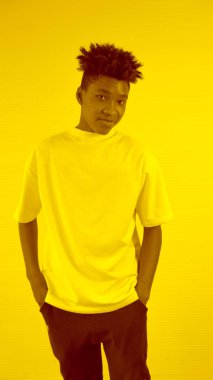 Duotone ya da yarım ton. Stüdyodaki Afrikalı Amerikalı genç adamın portresi.