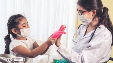 Liseli kız, aşı için yetenekli doktoru hastanede ziyaret ediyor.