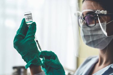 Yetenekli doktor aşıyı enjeksiyondan önce yeterince hazırlayın.