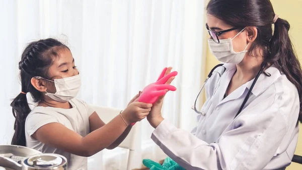 School meisje bezoekt bekwame arts in het ziekenhuis voor vaccinatie — Stockfoto
