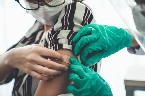 Ung kvinna besöker skicklig läkare på sjukhuset för vaccination — Stockfoto